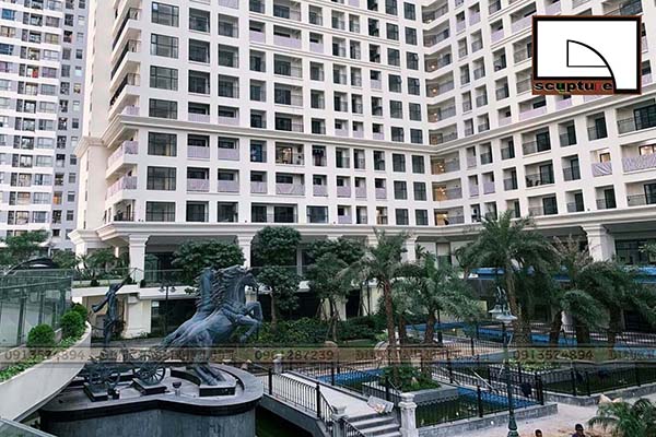 Cỗ xe ngựa điêu khắc dự án Sunshine Garden do Công ty CP Mỹ thuật Liên Vũ thiết kế và thi công